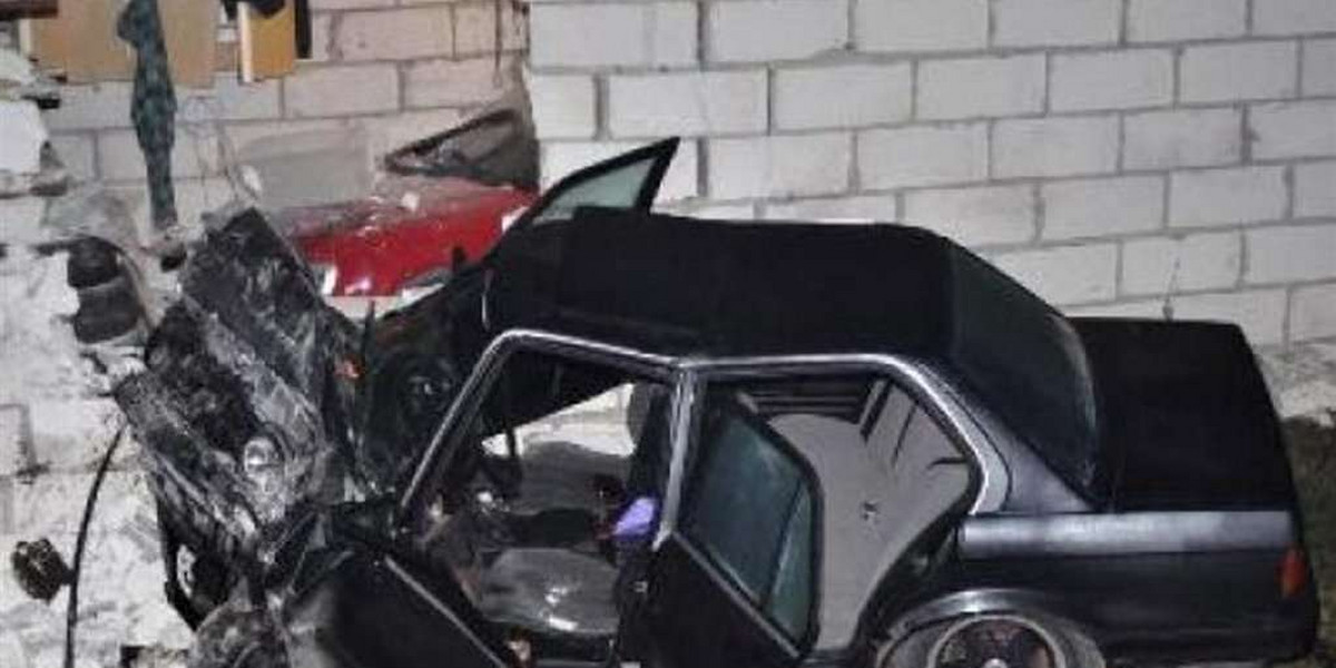 BMW roztrzaskało się na garażu. Kierowca nie żyje