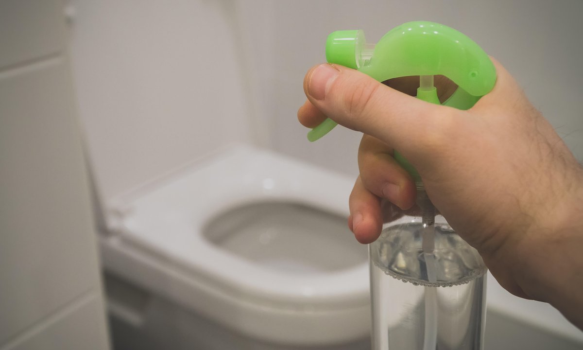 Spryskaj tym roztworem toaletę. Efekt już po 15 minutach