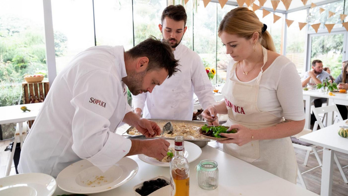 Foodpairing to metoda doskonalenia jedzenia i tworzenia niecodziennych połączeń kulinarnych, które powstają na zasadzie korespondowania smaków i aromatów. Zobacz kulinarne inspiracje Szefa Kuchni – Kuby Korczaka, który stworzył dedykowane menu, łączące 13 nalewek owocowych z potrawami. 