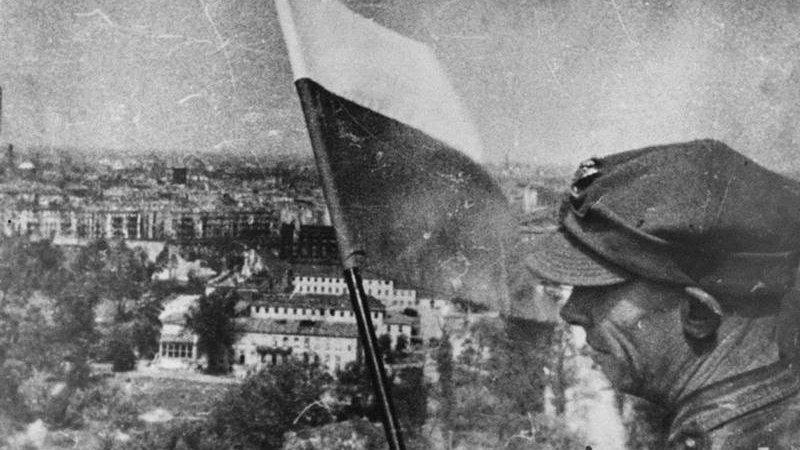 Polska flaga zawieszona w zrujnowanym Berlinie, 2 maja 1945 r.