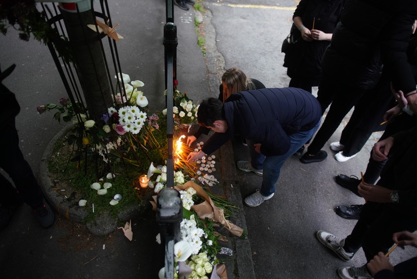 Građani pale sveće ispred škole gde su ubijeni učenici i čuvar
