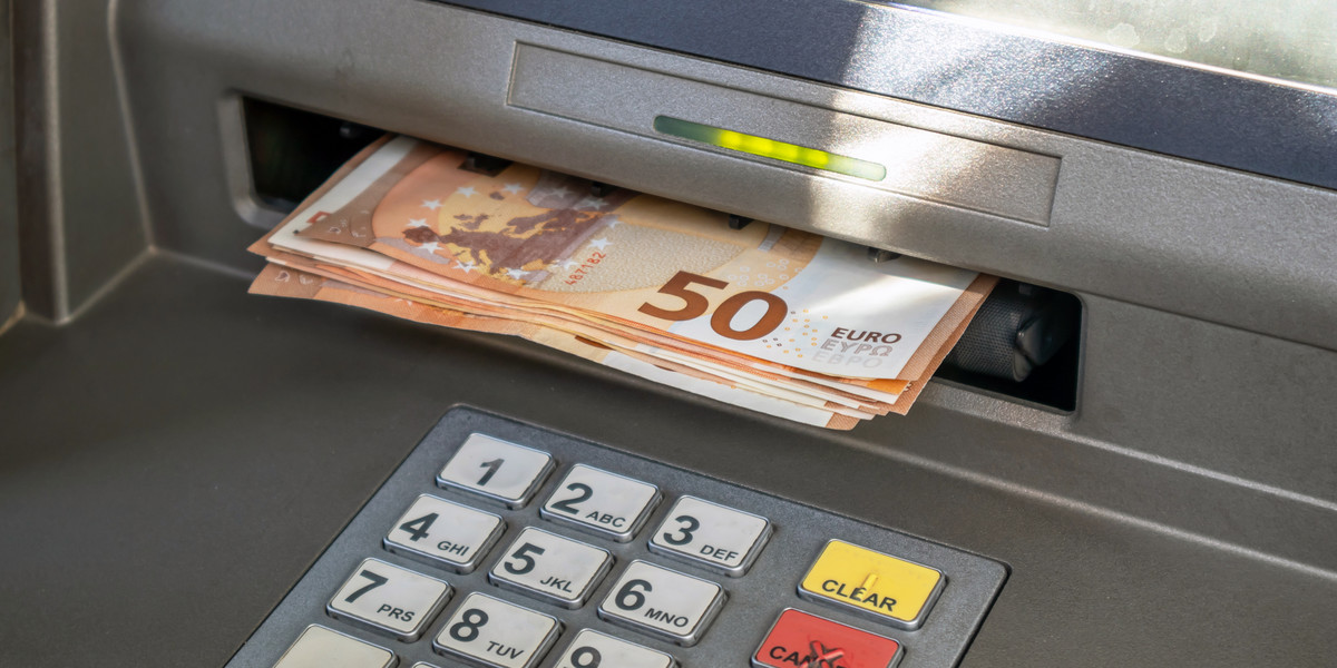 Bankomaty wypłacające euro — jakie to są i gdzie się znajdują?