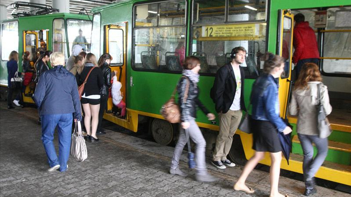 Zarząd Transportu Miejskiego od poniedziałku wprowadza letni rozkład jazdy. Autobusy i tramwaje będą do września kursować rzadziej, a część linii zostaje na ten czas zawieszonych - informuje Fakt.pl.