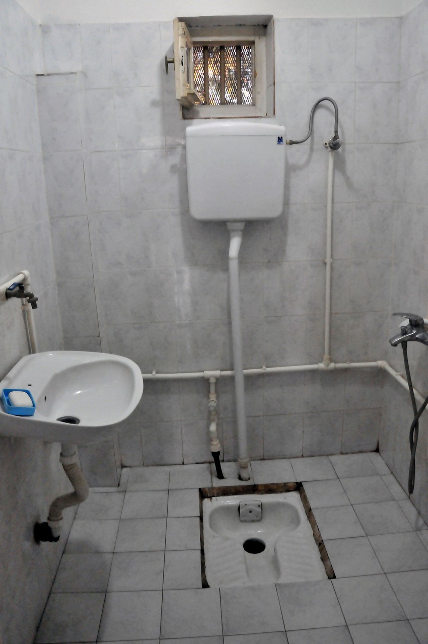 Pločicama ozidani toalet sa bojlerom i "čučavcem"