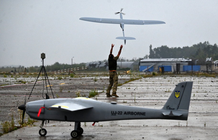 Operator wojskowy uruchamia polskiego drona zwiadowczego FlyEye WB Electronics SA, zakupionego w ramach programu "Armia Dronów", podczas lotów testowych w obwodzie kijowskim 2 sierpnia 2022 r.