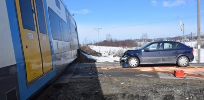 Wjechała oplem prosto pod pociąg. Grozi jej więzienie