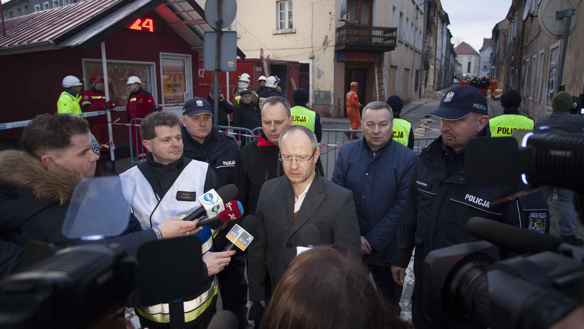 Wieczorem zakończyła się akcja ratunkowa po zawaleniu domu w Mirsku (Dolnośląskie). Dziesięć osób zostało rannych, w tym dwie ciężko. Przyczyną katastrofy był wybuch butli gazowej; kamienica musi być wyburzona – poinformował wojewoda dolnośląski Paweł Hreniak.