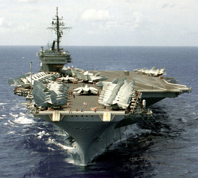 USS Kitty Hawk z bazującymi na nim samolotami grupy lotniczej w 1985 r.