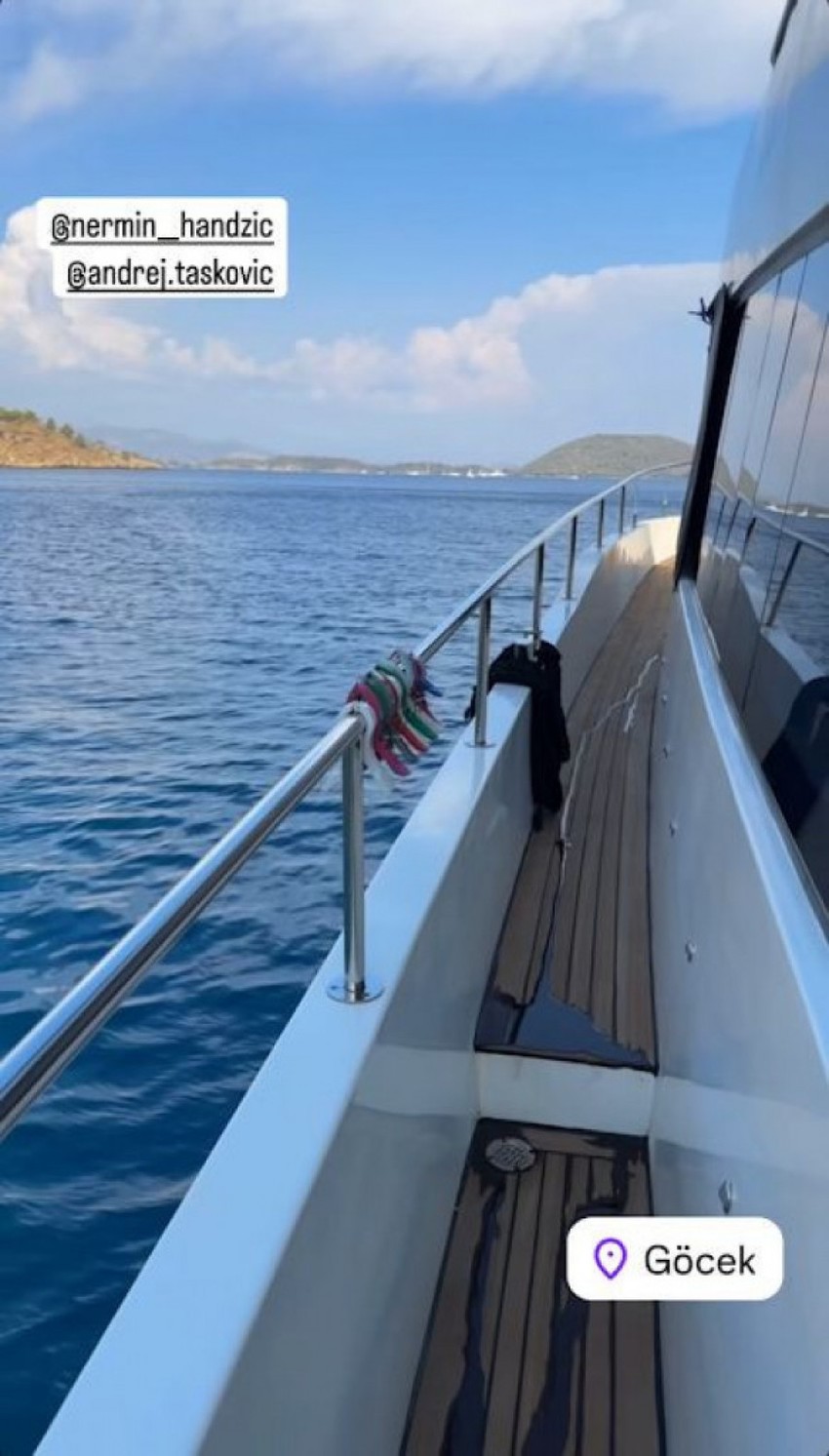 Viki sa porodicom na jahti