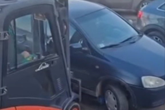 Parkirana "korsa" zagradila izlaz sa parkinga, žena u "audiju" nije mogla da čeka, a onda se pojavio "KRALJ S VILJUŠKAREM" (VIDEO)
