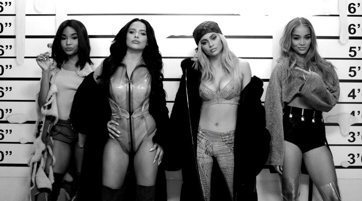 Kylie Jenner (jobbról a 2.) legújabb szájfény kollekcióját hirdeti - nem is akárhogyan! / Fotó: Youtube