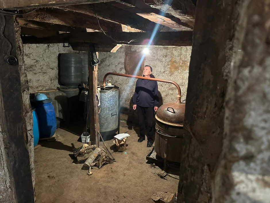 Slobodan u staroj kući u kojoj je pekao rakiju
