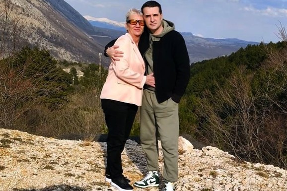 GLUMAC NAPUSTIO ZEMLJU I OTIŠAO U AMERIKU Sada se vratio i iznenadio majku: "Ne mogu dovoljno da ti zahvalim"