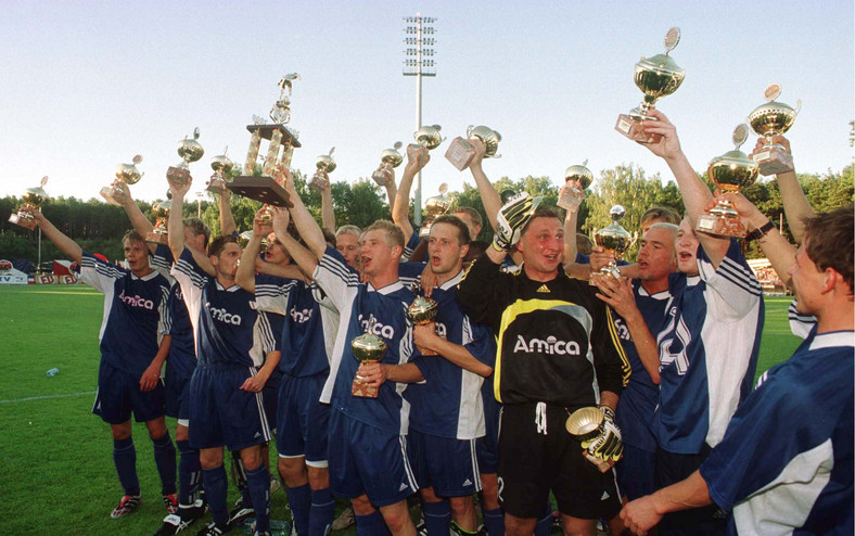 2000 r., stadion we Wronkach. Czesław Michniewicz wraz z innymi piłkarzami z Amiki świętuje zdobycie trzeciego z rzędu Pucharu Polski. 