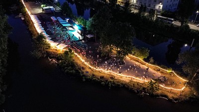 Plażowy bar w centrum Wrocławia – na cyplu u ujścia Oławy do Odry