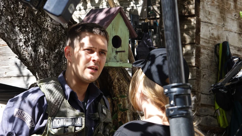 Glavni povod za zabranu ulaska u Ukrajinu je taj što je Miloš Biković na Krimu, koji je Rusija anektirala od Ukrajine, snimao ruski film "Balkanska međa". Za to su ga vlastima prijavili aktivisti centra "Mirotvorec"