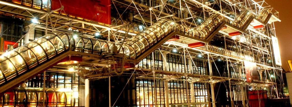 <strong>Centrum Pompidou w Paryżu</strong>
<br></br>
Zazwyczaj instalacje wodne, ciągi klimatyzujące czy rury skrzętnie chowa się pod ozdobną fasadą budynku. Zupełnie wbrew tej logice poszli dwaj architekci - Renzo Piano i Richard Rogers. Gdy na początku lat 70. ubiegłego stulecia wygrali konkurs na budowę w Paryżu nowego centrum kultury okazało się, że zwyciężyli dzięki niestandardowemu ulokowaniu instalacji. Zamiast ukryć rury i ciągi pod tynkiem - po prostu je wyeksponowali. Fasada Centrum Pompidou jest uporządkowaną, kolorową gęstwiną wszystkich budowlanych 