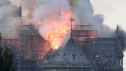 Lángokban áll a párizsi Notre-Dame