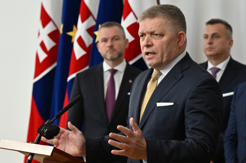 Przewodniczący partii Hlas (Głos) - Socjaldemokracja Peter Pellegrini (po lewej), przewodniczący partii Smer (Kierunek) -Socjaldemokracja Robert Fico (w środku) i przewodniczący Słowackiej Partii Narodowej (SNS) Andrej Danko (po prawej) podpisali w poniedziałek umowę koalicyjną w Bratysławie