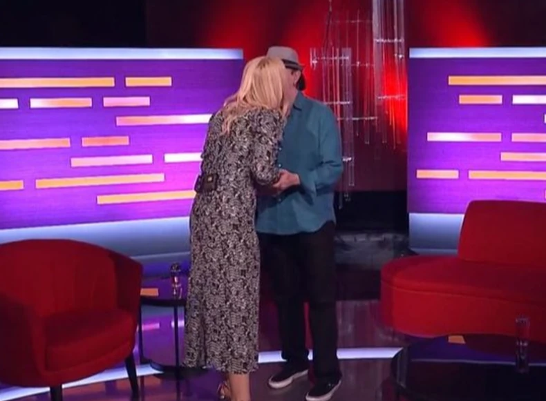 Haris se ljubi sa voditeljkom