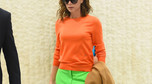 Victoria Beckham w pomarańczowej bluzce i zielonych spodniach