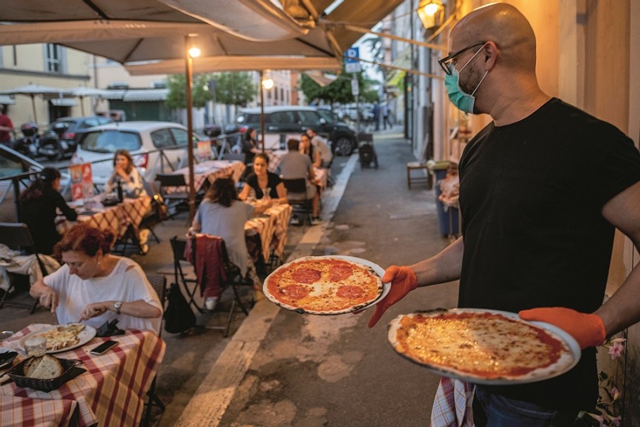 Lokale gastronomiczne otwierają się na nowo, ale jednocześnie utrzymały oferty na wynos, bo część klientów nadal nie chce wychodzić do restauracji