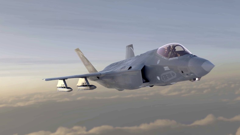 Wizualizacja przedstawiająca pociski MAKO podwieszone pod skrzydłami F-35A. Samolot w tej wersji zabierze do sześciu pocisków (w tym dwa w wewnętrznych komorach).