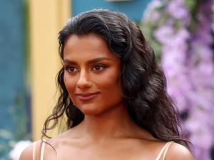 Itt a világ legapróbb bikinije! A Bridgerton színésznője, Simone Ashley bebizonyította, hogy a vízparton is igazi stílusikon