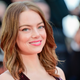 Emma Stone élete legmélyebb dekoltázsában tündököl a vörös szőnyegen