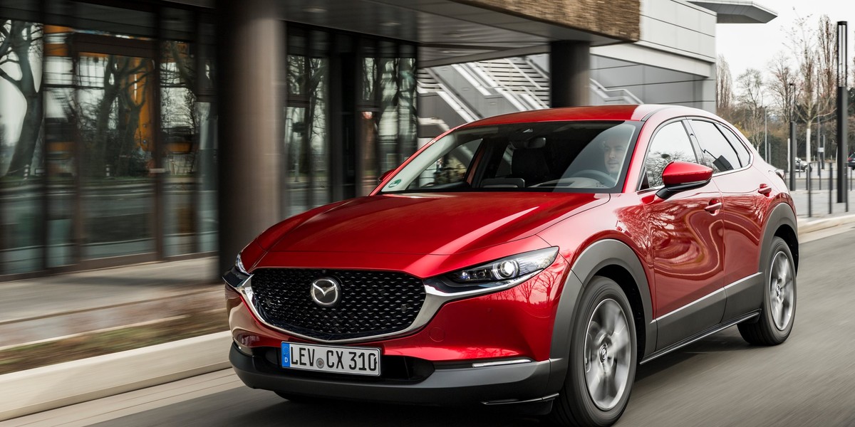 Mazda CX-30 dostępna z mocniejszym silnikiem. Producent proponuje też vouchery, lakier za 1 zł, a przede wszystkim atrakcyjne warunki finansowania.