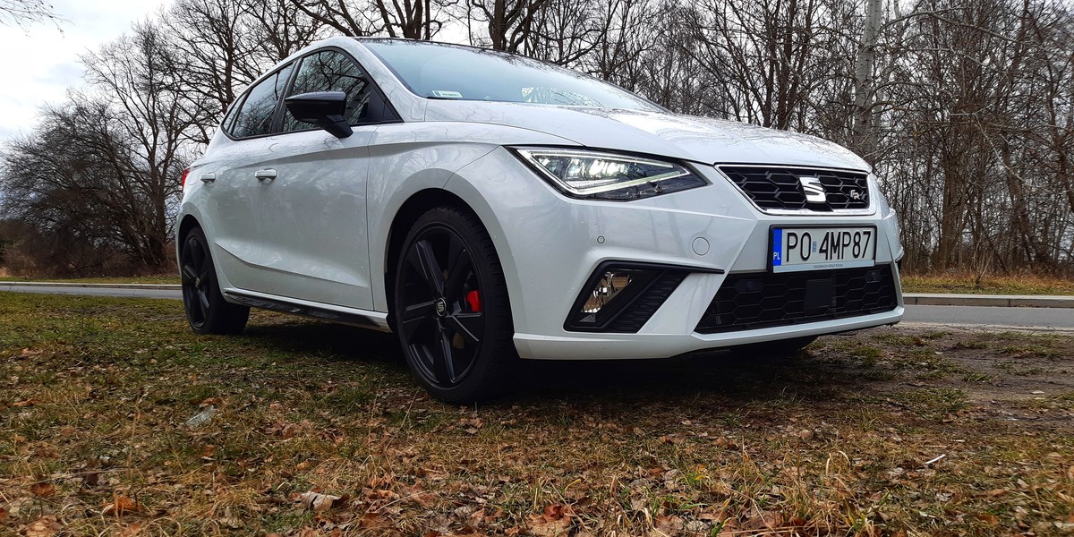 Seat Ibiza FR Black zyskał kilka dodatków podkreślających dynamiczny charakter miejskiego hatchbacka. Dzięki nim wyróżnia się w tłumie. 