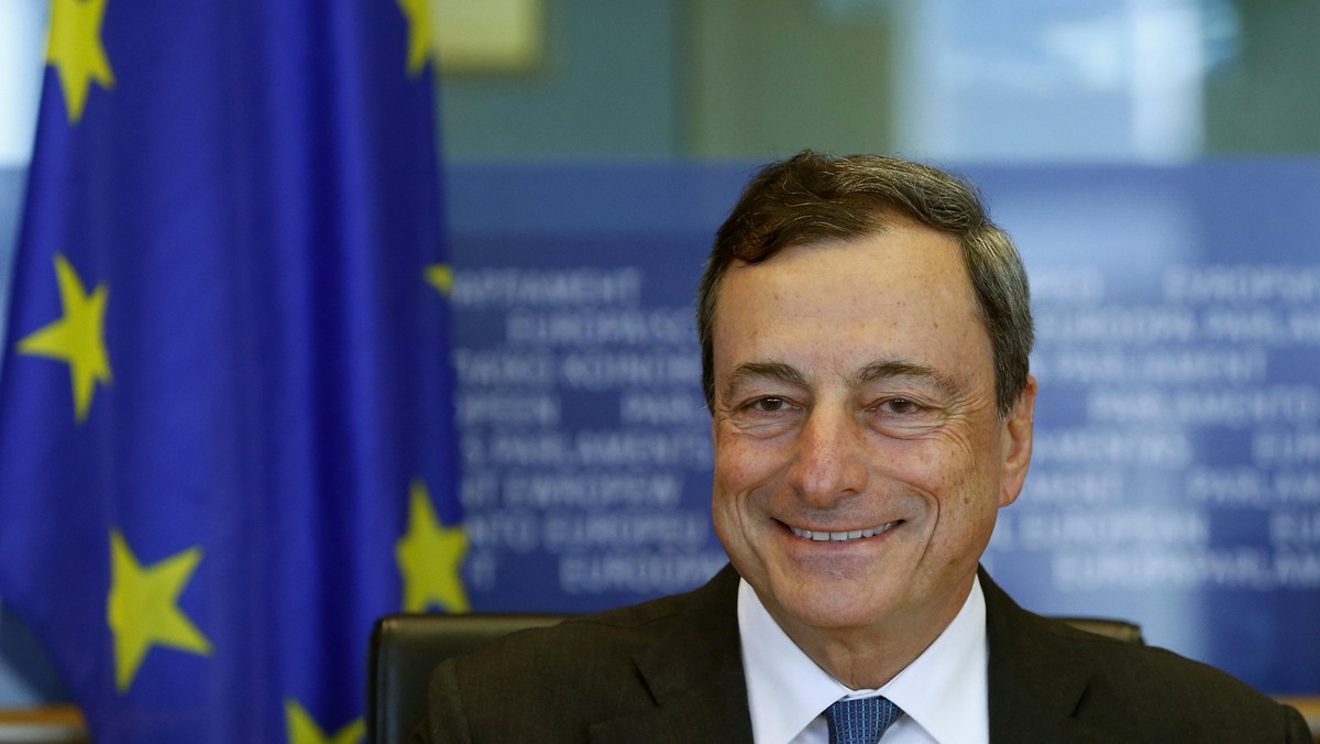 Europejski Bank Centralny może wprowadzić nowe działania w celu stymulacji gospodarki strefy euro, aby uchronić ją przed wpadnięciem w deflację – powiedział prezes EBC Mario Draghi w poniedziałek.