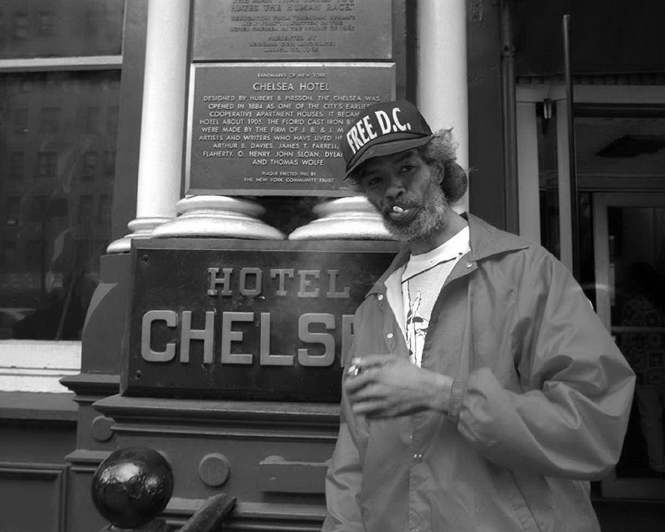 Gil Scott Heron przed Chelsea Hotel