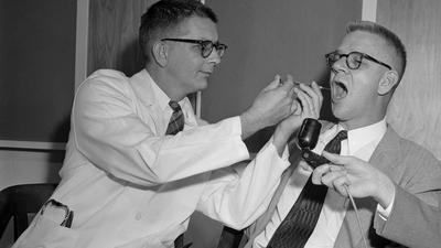 Dr Harry L. Williams podaje LSD dr. Carlowi Pfeifferowi, kierownikowi Wydziału Farmakologicznego Uniwersytetu Emory, w celu uzyskania efektów podobnych do tych, których doświadczają schizofrenicy, USA, lata 50. XX w