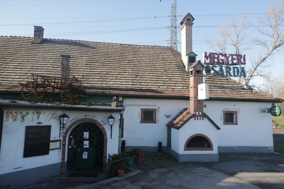 Lepsis Dániel, a Megyeri csárda vezetője aggódik, meddig tartanak ki a vendéglátósok, köztük ő is  / Fotó: Grnák László