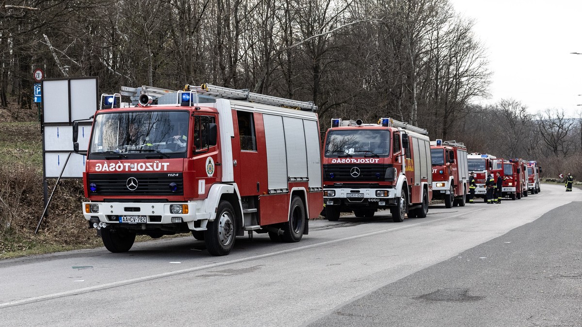 Ezer köbméternyi trágya ég Algyő külterületén
