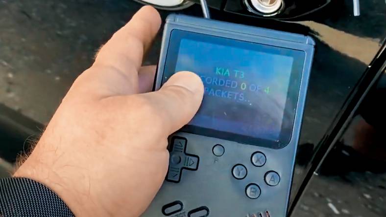Fałszywy „GameBoy” – zamaskowany sprzęt do kradzieży aut