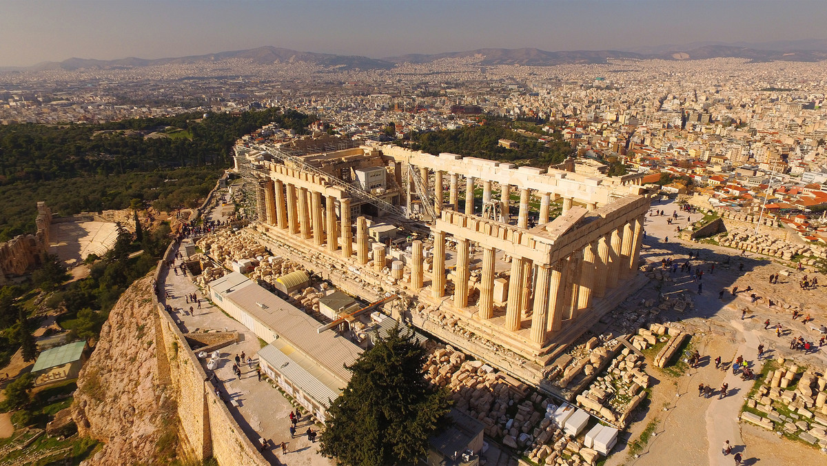 Akropol ateński to najsłynniejszy zabytek starożytnej Grecji. Jest to wapienne wzgórze o wysokości 157 m n.p.m., wznoszące się 90 metrów ponad miastem, znajdujące się na terenie Aten. Nazwa Akropol znaczy dosłownie „górne miasto”. 