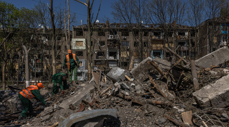 A pusztítás nyomai egy orosz légitámadás után a Donyeck megye északi részén, ukrán ellenőrzés alatt álló Kramatorszk városban 2022. május 6-án / Fotó: MTI/EPA/Roman Pilipej