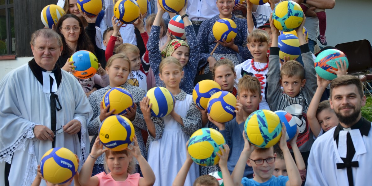 Pastor Jan Byrt jak obiecał, tak uczynił. Rozdał dzieciakom 100 piłek do siatkówki