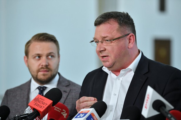 Politycy Solidarnej Polski minister w KPRM Michał Wójcik (P) i wiceszef MKiŚ Jacek Ozdoba (L)