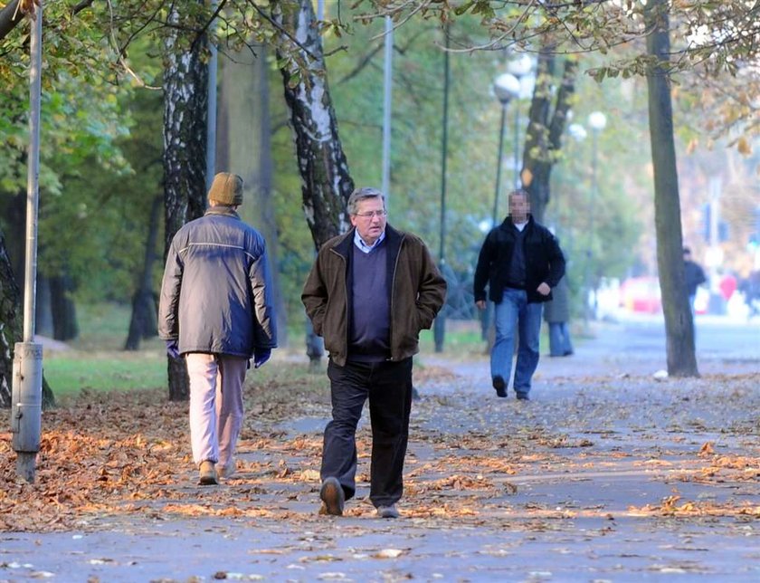 Komorowski do pracy piechotą, a garnitury limuzyną!  FOTO