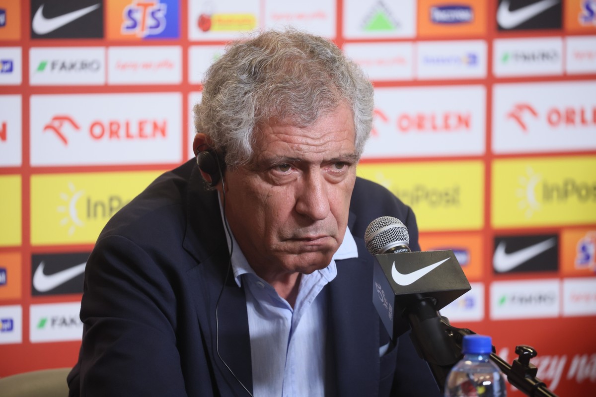 Selekcjoner piłkarskiej reprezentacji Polski Fernando Santos podczas konferencji prasowej w Warszawie