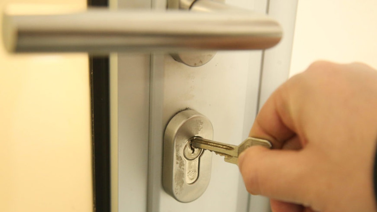 Mnogi preko noći ostavljaju ključ u bravi od ulaznih vrata: Zvuči praktično, ali zapravo nije dobra ideja  Kép