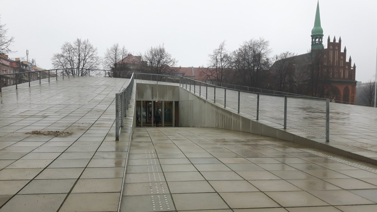 Otwarte od kilku dni Centrum Dialogu Przełomy przyciąga wielu ciekawych historii Szczecina. Dużym zainteresowaniem cieszył się również plac Solidarności, na którym stoi obiekt. Ukształtowanie terenu spodobało się zwłaszcza młodym ludziom na deskorolkach i rowerach. Teraz jednak mogą zapłacić mandat.