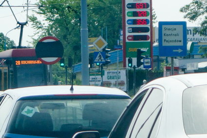 Urlop w sierpniu tańszy niż w lipcu. Ceny paliw coraz częściej poniżej 7 zł