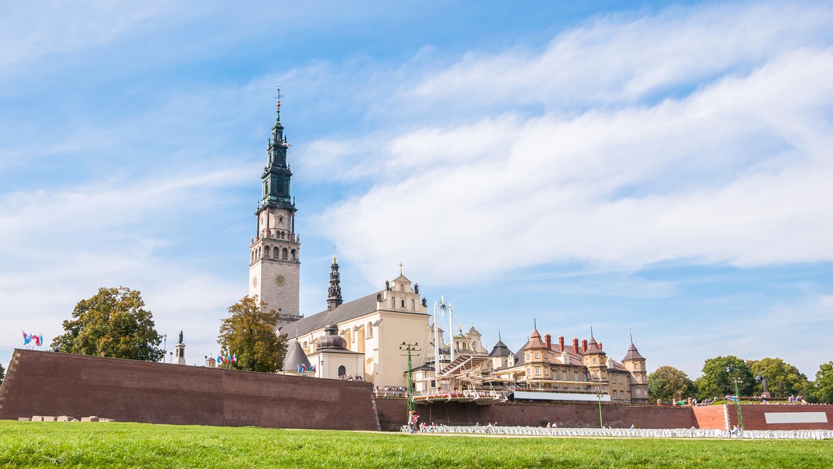 Częstochowa przeżywa doroczny, sierpniowy szczyt pielgrzymkowy. Tylko w najbliższych dniach na Jasną Górę dotrze kilkadziesiąt tysięcy uczestników pieszych pielgrzymek z różnych stron Polski i z zagranicy. Miejskie służby zapewniają, że są gotowe na przyjęcie gości.