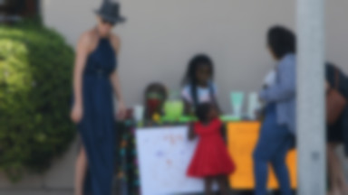 Córka Charlize Theron sprzedaje lemoniadę, by pomóc poszkodowanym w huraganie
