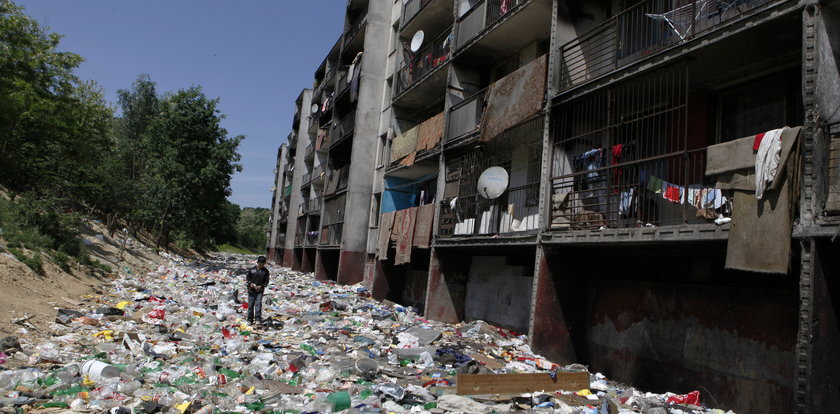 Romskie getto w środku Europy. Nie mają prądu i wody. Żeby się ogrzać, rozpalają na balkonach. A miało to być "pokazowe osiedle"...