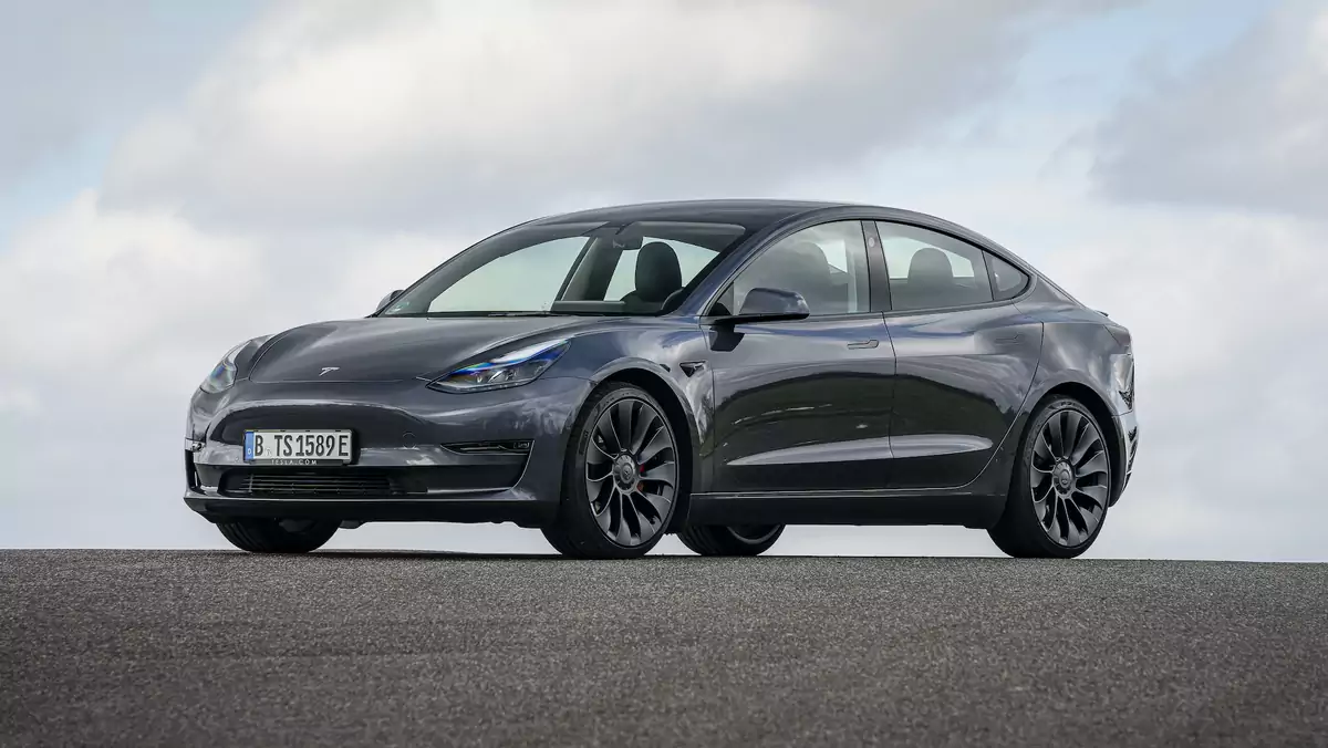 Tesla Model 3: wypożyczalnie pozbywają się tego modelu